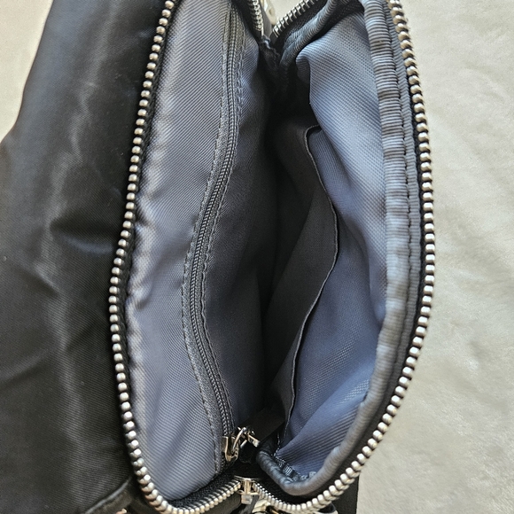 Levenger Adventure Black Utility Multi Pocket Crossbody Bag Messenger Travel - Picture 6 of 9